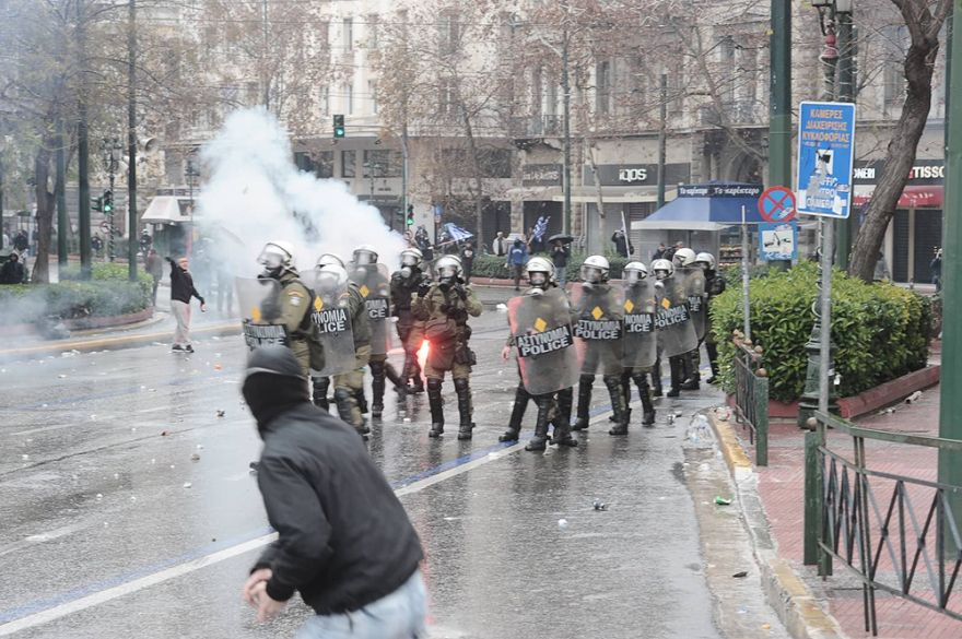 Προβοκάτσια: Μια χούφτα κουκουλοφόροι έπαιξαν θέατρο με την Αστυνομία για να διαλυθεί το συλλαλητήριο
