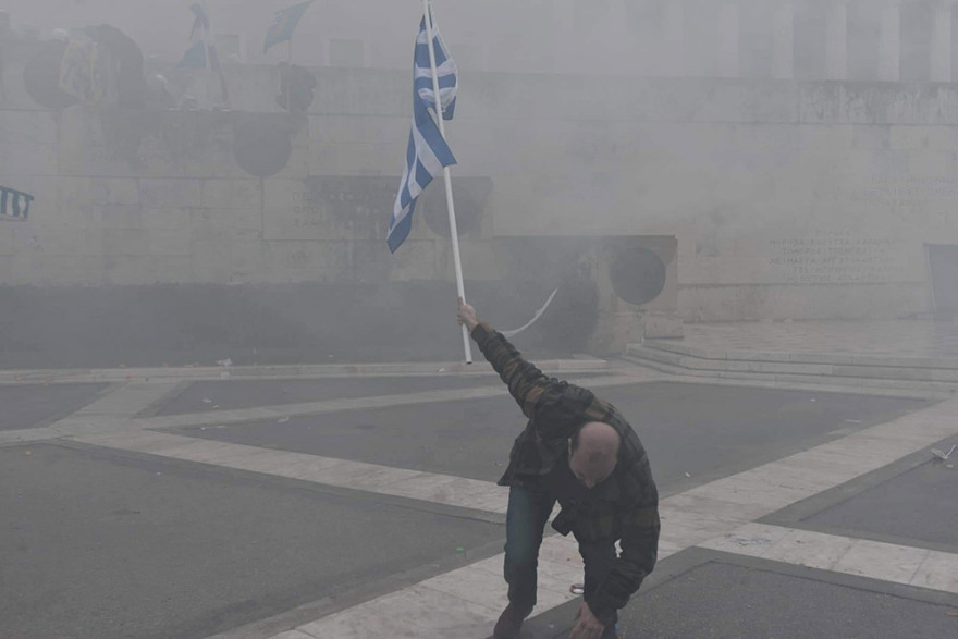 Προβοκάτσια: Μια χούφτα κουκουλοφόροι έπαιξαν θέατρο με την Αστυνομία για να διαλυθεί το συλλαλητήριο