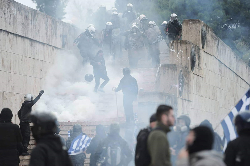 Προβοκάτσια: Μια χούφτα κουκουλοφόροι έπαιξαν θέατρο με την Αστυνομία για να διαλυθεί το συλλαλητήριο