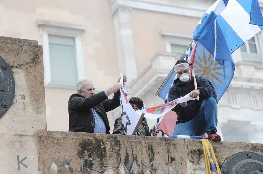 Προβοκάτσια: Μια χούφτα κουκουλοφόροι έπαιξαν θέατρο με την Αστυνομία για να διαλυθεί το συλλαλητήριο