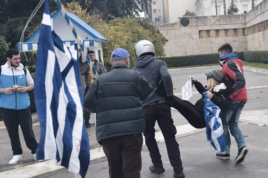 Προβοκάτσια: Μια χούφτα κουκουλοφόροι έπαιξαν θέατρο με την Αστυνομία για να διαλυθεί το συλλαλητήριο