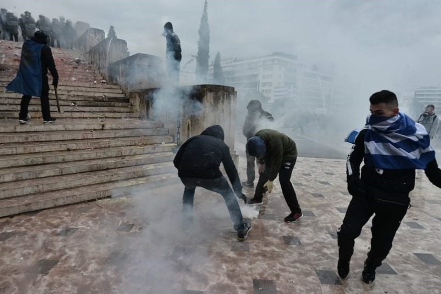 Προβοκάτσια: Μια χούφτα κουκουλοφόροι έπαιξαν θέατρο με την Αστυνομία για να διαλυθεί το συλλαλητήριο