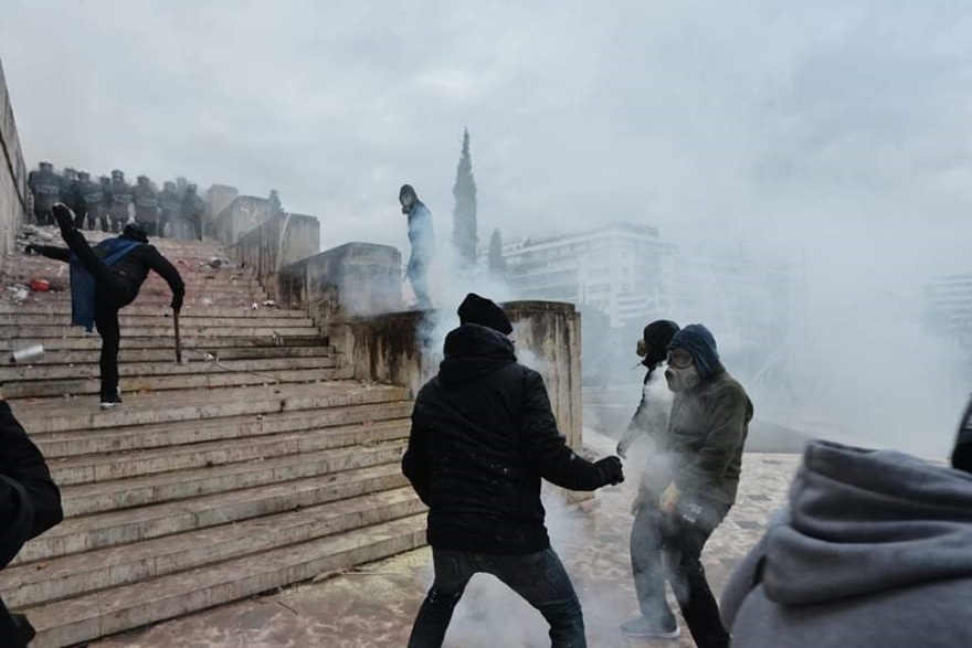 Προβοκάτσια: Μια χούφτα κουκουλοφόροι έπαιξαν θέατρο με την Αστυνομία για να διαλυθεί το συλλαλητήριο