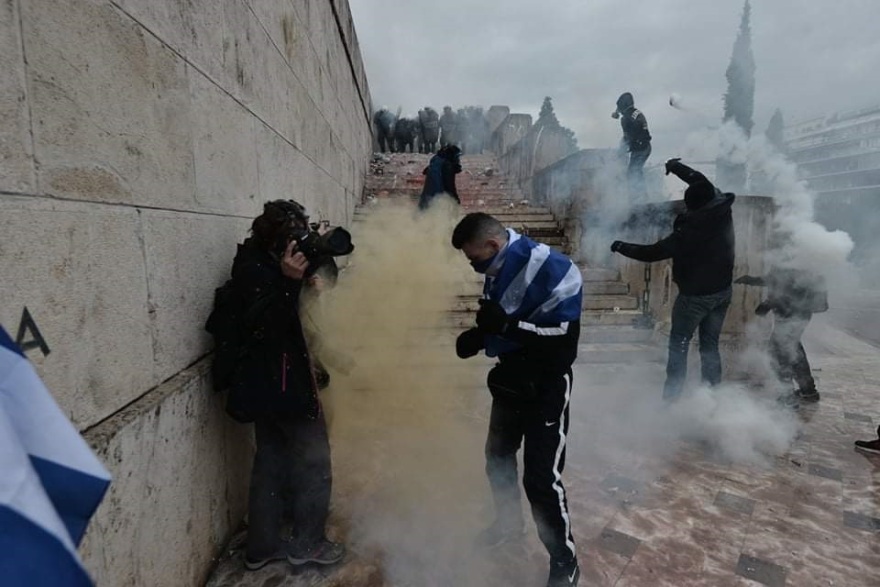 Προβοκάτσια: Μια χούφτα κουκουλοφόροι έπαιξαν θέατρο με την Αστυνομία για να διαλυθεί το συλλαλητήριο