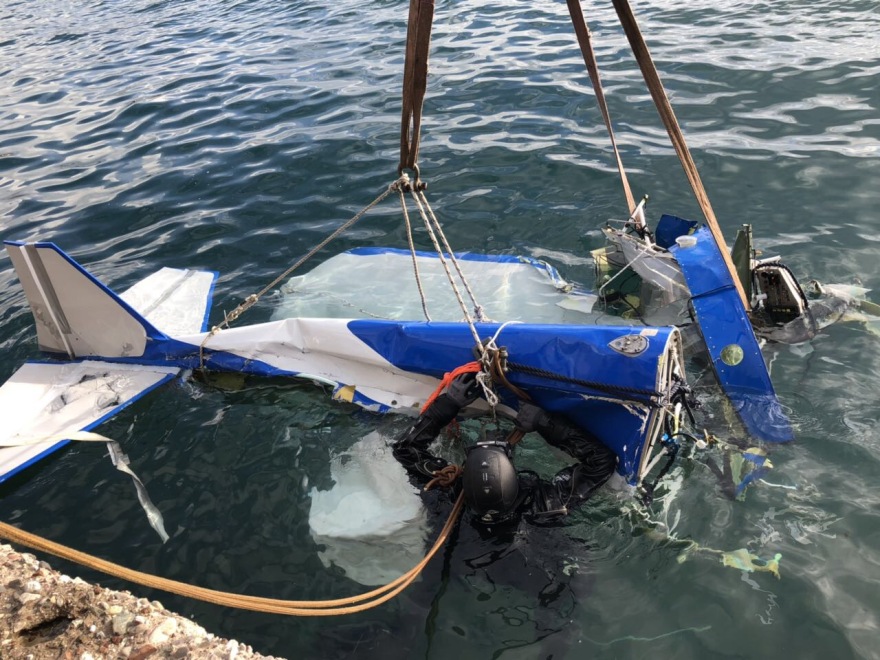 Μεσολόγγι: Καρέ-καρέ η ανάσυρση του αεροσκάφους από άνδρες της Μονάδας Υποβρυχίων Αποστολών του Λιμενικού