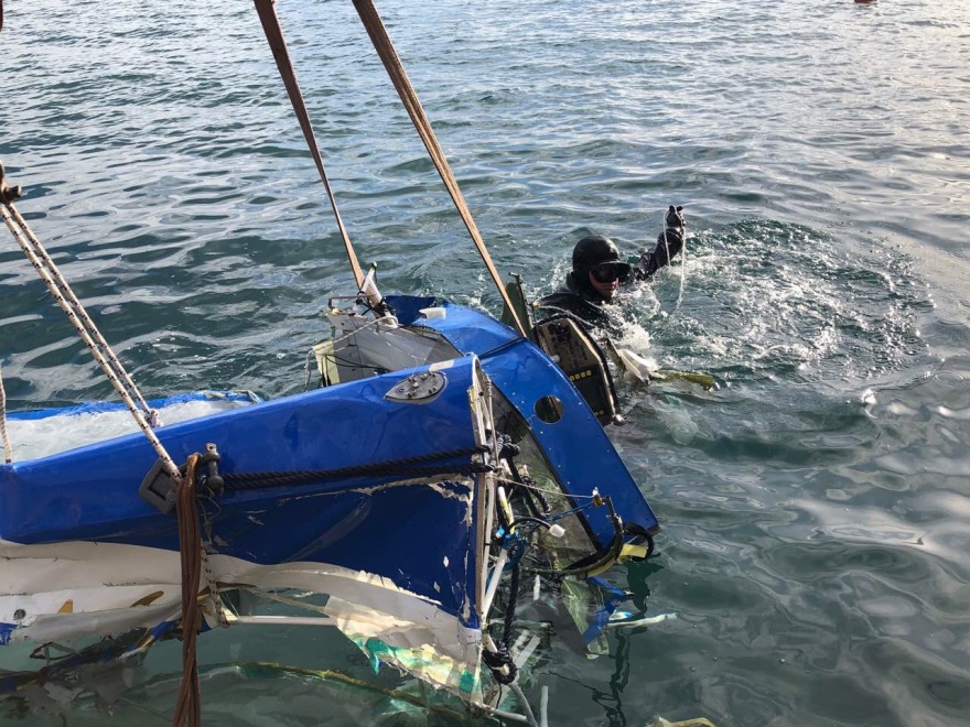 Μεσολόγγι: Καρέ-καρέ η ανάσυρση του αεροσκάφους από άνδρες της Μονάδας Υποβρυχίων Αποστολών του Λιμενικού