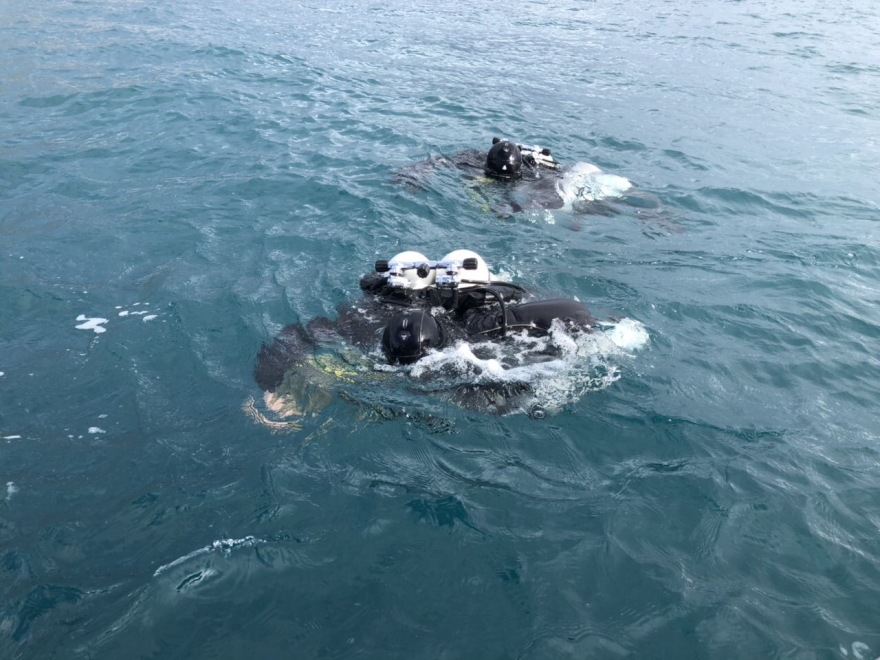 Μεσολόγγι: Καρέ-καρέ η ανάσυρση του αεροσκάφους από άνδρες της Μονάδας Υποβρυχίων Αποστολών του Λιμενικού