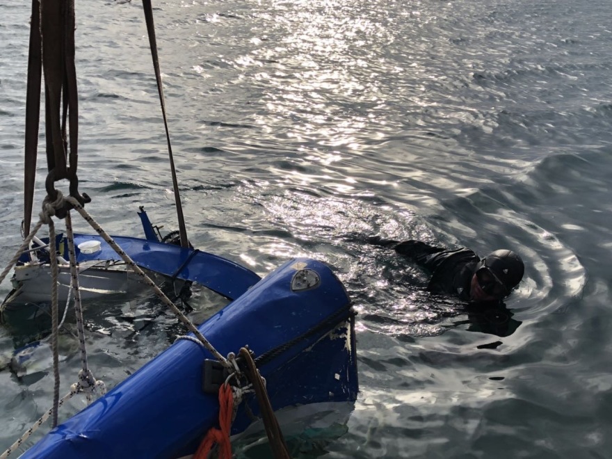 Μεσολόγγι: Καρέ-καρέ η ανάσυρση του αεροσκάφους από άνδρες της Μονάδας Υποβρυχίων Αποστολών του Λιμενικού