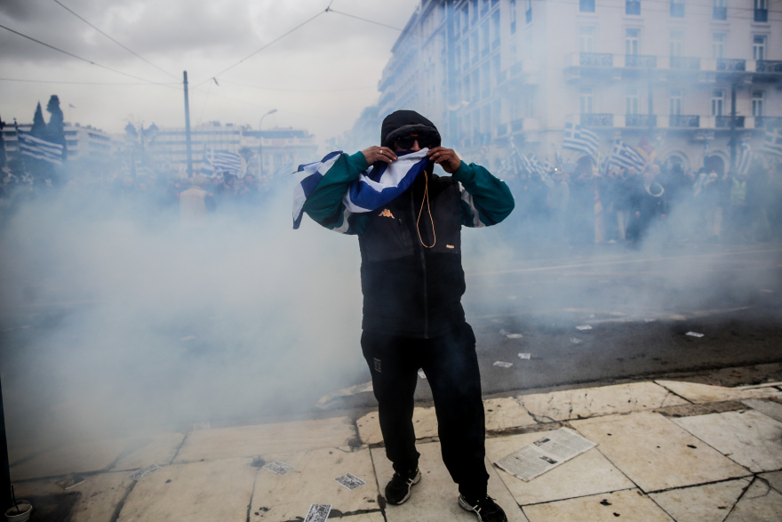 Φωτογραφίες: Πολίτες προσπαθούν να προφυλαχθούν από τα χημικά
