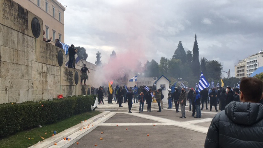 Προβοκάτσια: Μια χούφτα κουκουλοφόροι έπαιξαν θέατρο με την Αστυνομία για να διαλυθεί το συλλαλητήριο