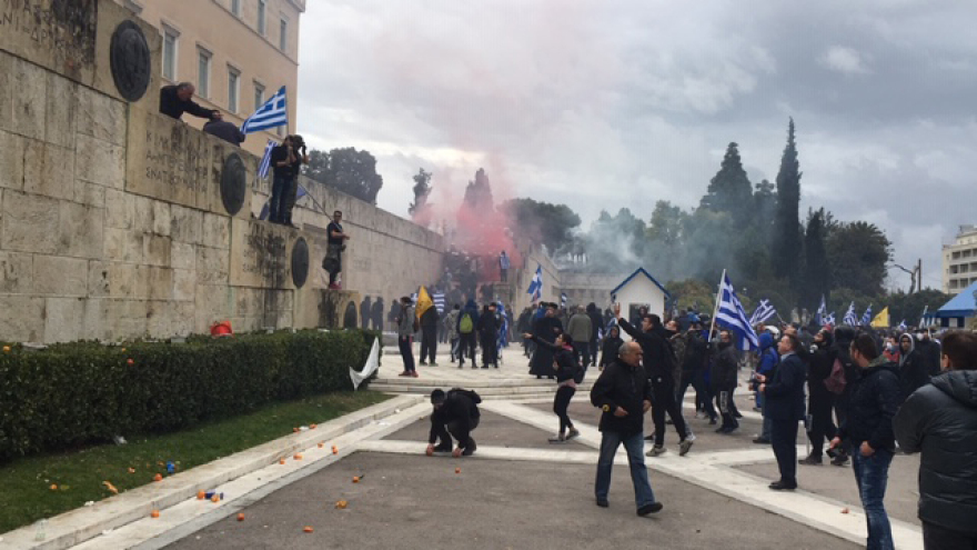 Προβοκάτσια: Μια χούφτα κουκουλοφόροι έπαιξαν θέατρο με την Αστυνομία για να διαλυθεί το συλλαλητήριο
