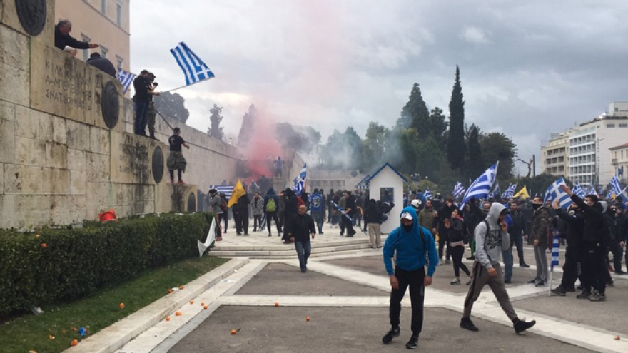 Προβοκάτσια: Μια χούφτα κουκουλοφόροι έπαιξαν θέατρο με την Αστυνομία για να διαλυθεί το συλλαλητήριο