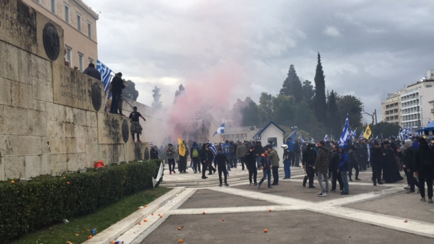 Προβοκάτσια: Μια χούφτα κουκουλοφόροι έπαιξαν θέατρο με την Αστυνομία για να διαλυθεί το συλλαλητήριο