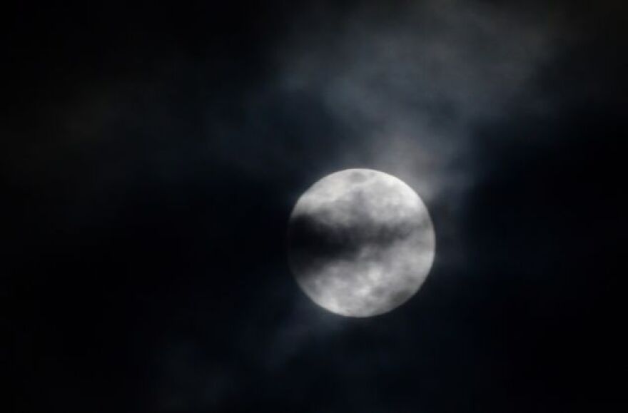 Πανσέληνος, υπερπανσέληνος και ολική έκλειψη σελήνης: Το κυριακάτικο φεγγάρι μάγεψε