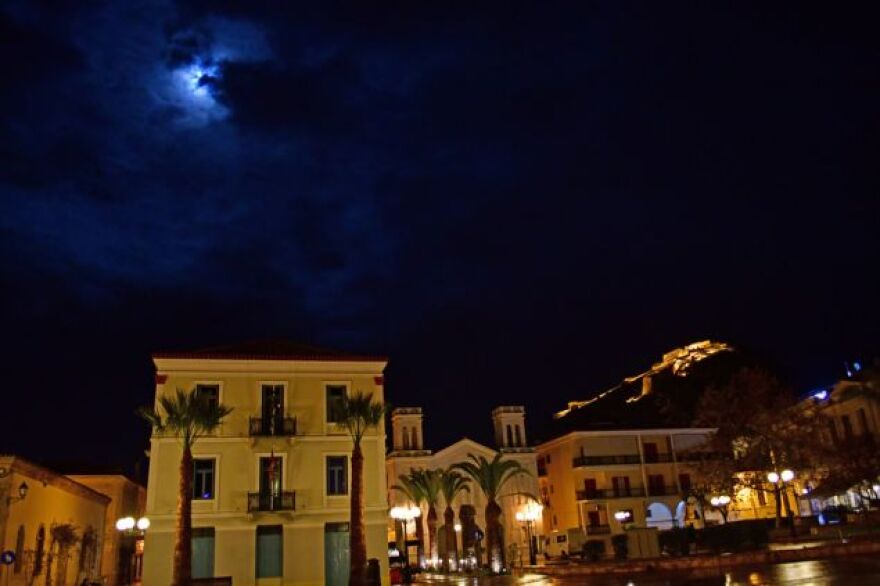 Πανσέληνος, υπερπανσέληνος και ολική έκλειψη σελήνης: Το κυριακάτικο φεγγάρι μάγεψε