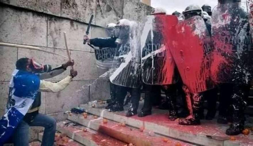 Ο... «Αφρικανός» με τη σημαία της Βόρειας Ηπείρου στο Σύνταγμα 