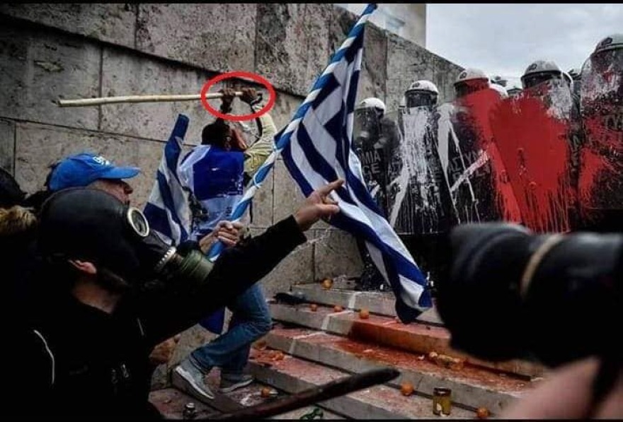 Ο... «Αφρικανός» με τη σημαία της Βόρειας Ηπείρου στο Σύνταγμα 