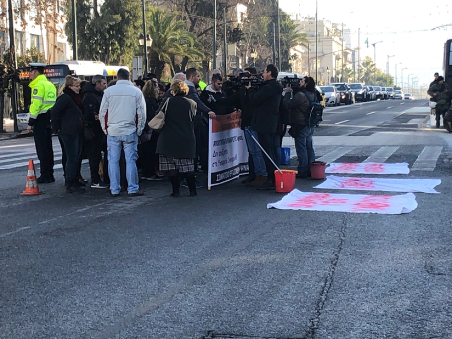 ΠΟΕΔΗΝ: Διαμαρτυρία με σεντόνια στο κέντρο της Αθήνας 