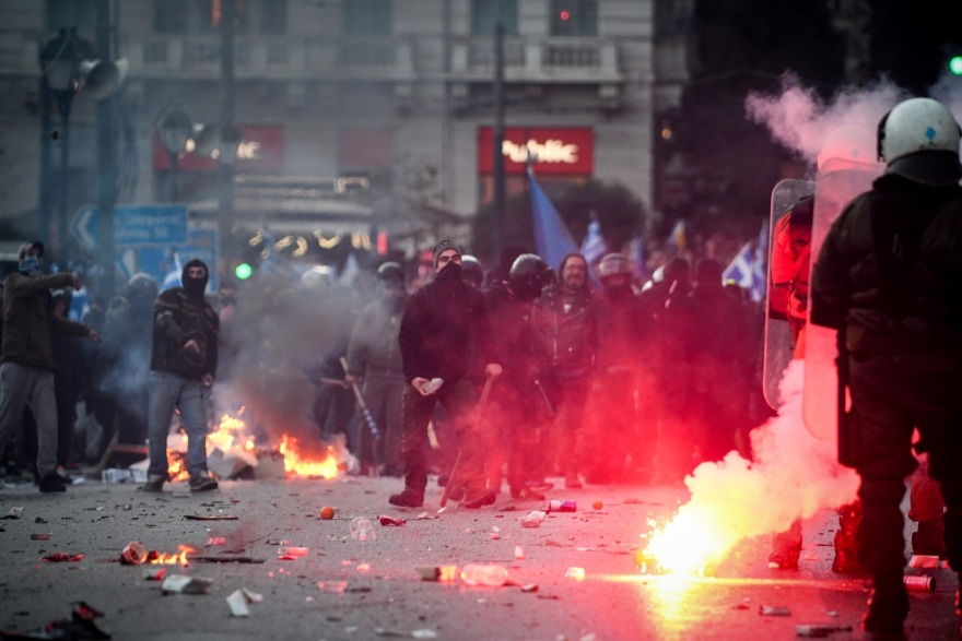 Η ΕΛΑΣ χρησιμοποίησε λίγους ακραίους και διέλυσε το συλλαλητήριο για τη Μακεδονία