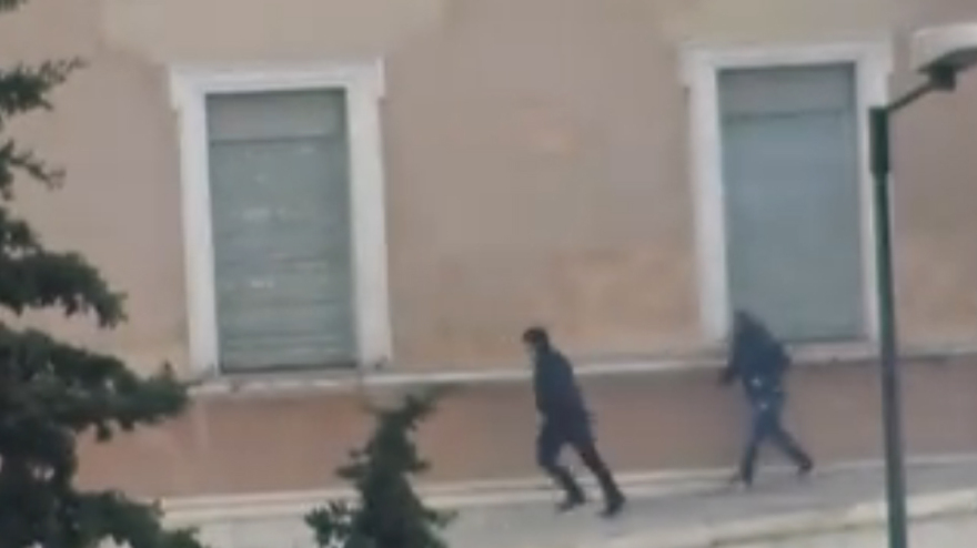 Ποιοι είναι οι κουκουλοφόροι που βγαίνουν από το κτίριο της Βουλής; (Βίντεο)