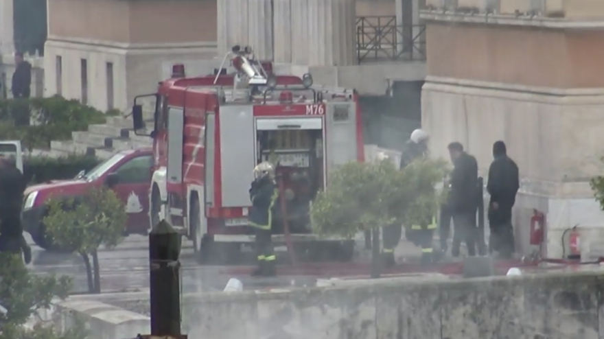 Ποιοι είναι οι κουκουλοφόροι που βγαίνουν από το κτίριο της Βουλής; (Βίντεο)