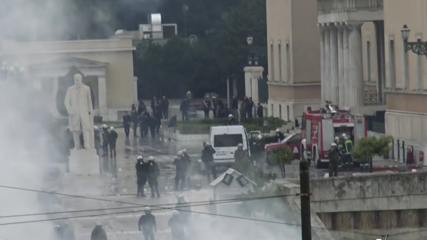 Ποιοι είναι οι κουκουλοφόροι που βγαίνουν από το κτίριο της Βουλής; (Βίντεο)