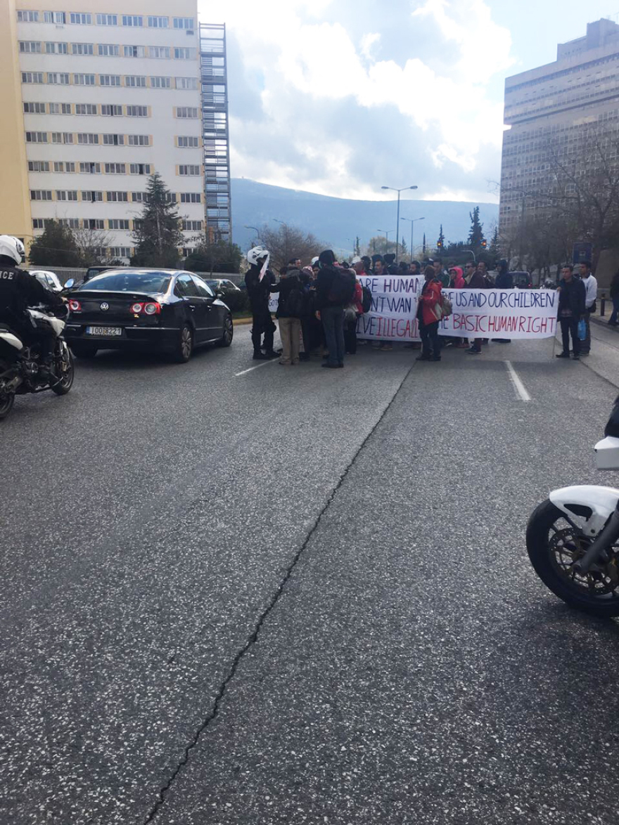 Διαμαρτυρία προσφύγων έξω από την υπηρεσία Ασύλου στην Κατεχάκη 