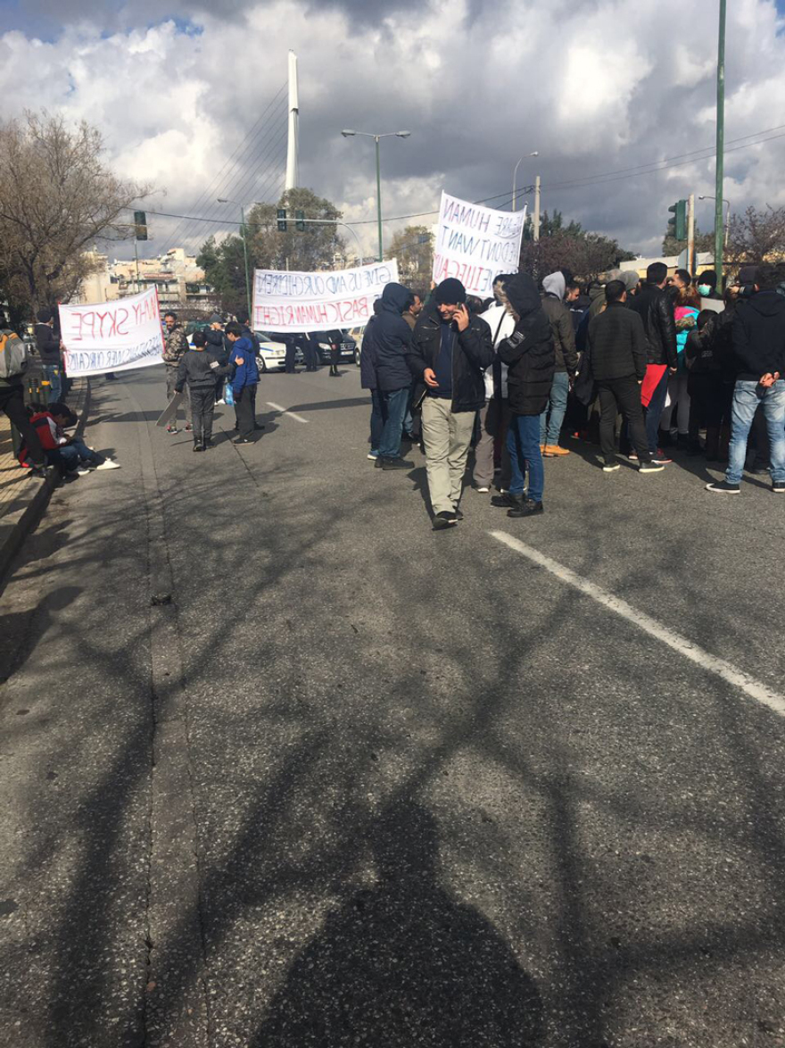 Διαμαρτυρία προσφύγων έξω από την υπηρεσία Ασύλου στην Κατεχάκη 