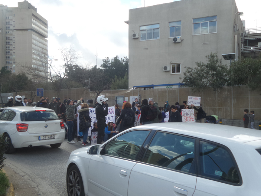 Διαμαρτυρία προσφύγων έξω από την υπηρεσία Ασύλου στην Κατεχάκη 