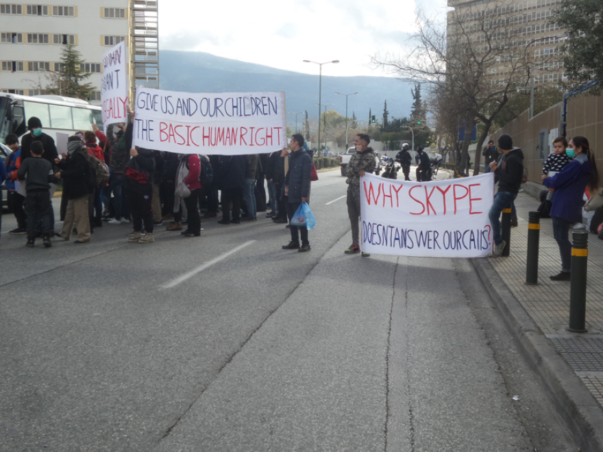 Διαμαρτυρία προσφύγων έξω από την υπηρεσία Ασύλου στην Κατεχάκη 