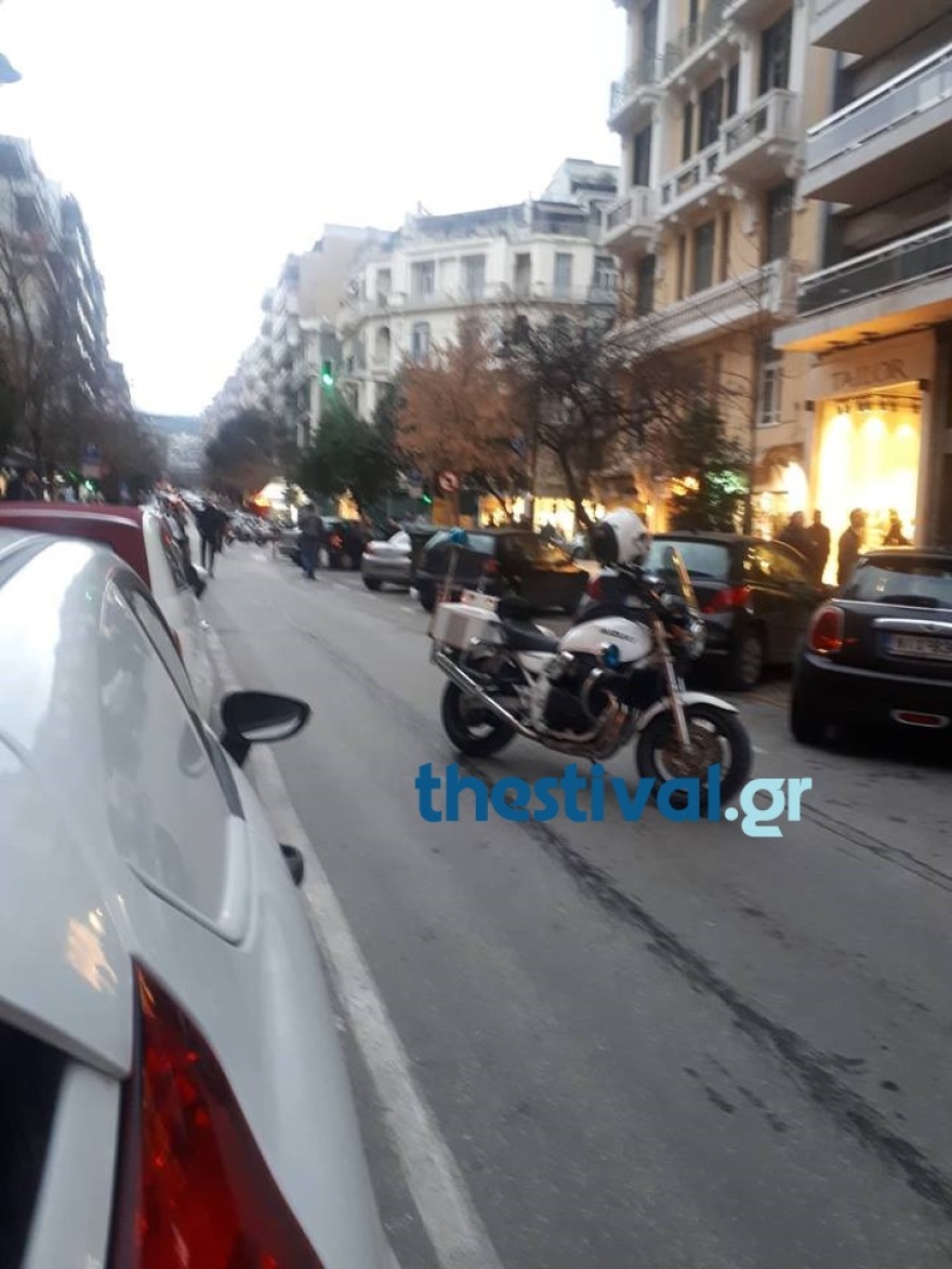 Φωτιά σε διαμέρισμα στη Θεσσαλονίκη: Επιχείρηση απεγκλωβισμού ηλικιωμένης