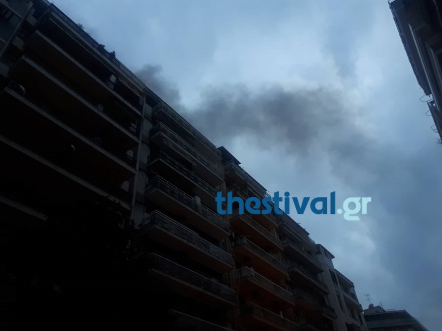 Φωτιά σε διαμέρισμα στη Θεσσαλονίκη: Επιχείρηση απεγκλωβισμού ηλικιωμένης