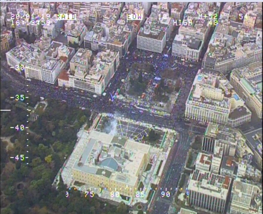 Έγινε η απολύτως αναγκαία χρήση δακρυγόνων, λέει η αστυνομία για το συλλαλητήριο στο Σύνταγμα