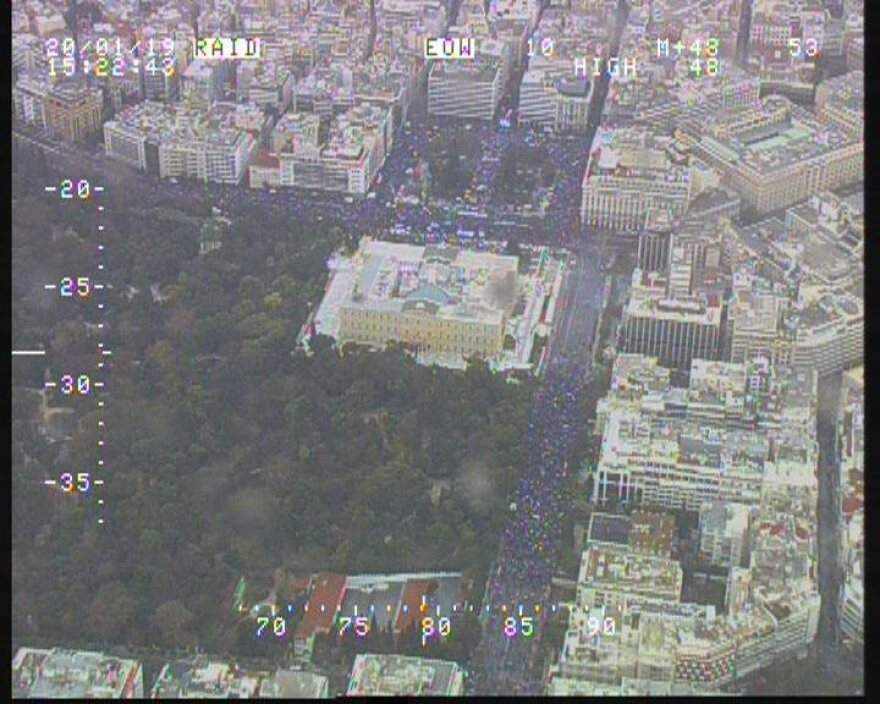 Έγινε η απολύτως αναγκαία χρήση δακρυγόνων, λέει η αστυνομία για το συλλαλητήριο στο Σύνταγμα
