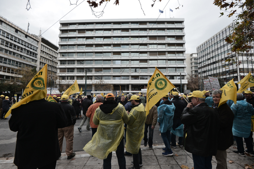 Μαζική πορεία εργαζομένων των ΕΛΤΑ στο Υπουργείο Οικονομικών