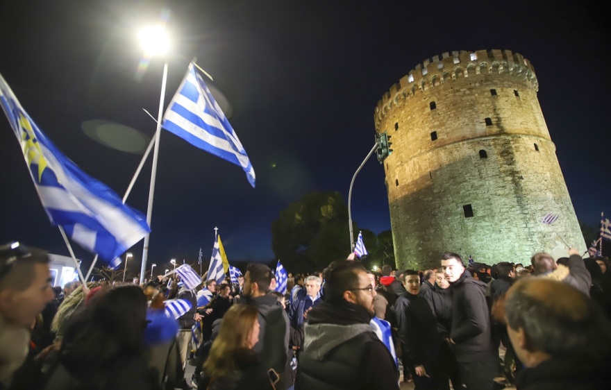 Δείτε βίντεο από το συλλαλητήριο στο Σύνταγμα: Πετροπόλεμος και χημικά στην Αμαλίας