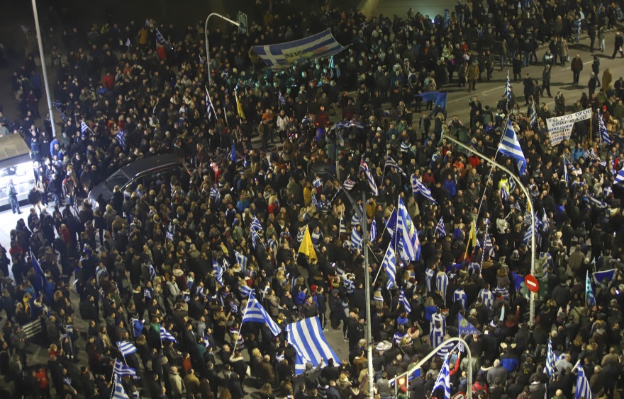 Δείτε βίντεο από το συλλαλητήριο στο Σύνταγμα: Πετροπόλεμος και χημικά στην Αμαλίας