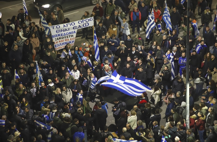 Δείτε βίντεο από το συλλαλητήριο στο Σύνταγμα: Πετροπόλεμος και χημικά στην Αμαλίας