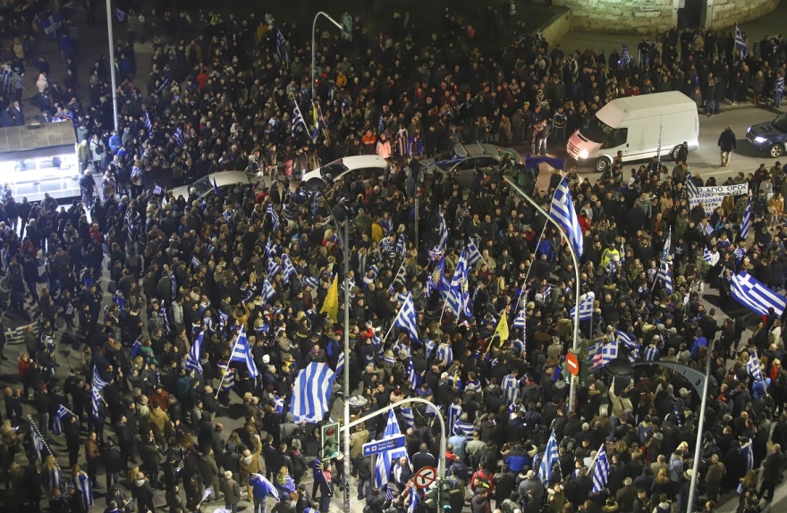 Δείτε βίντεο από το συλλαλητήριο στο Σύνταγμα: Πετροπόλεμος και χημικά στην Αμαλίας
