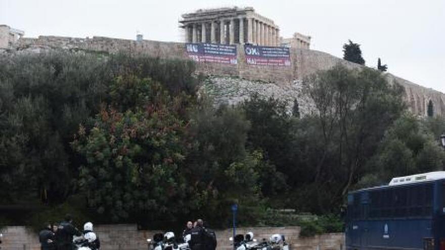 Πανό στην Ακρόπολη κατά της Συμφωνίας των Πρεσπών από το ΚΚΕ