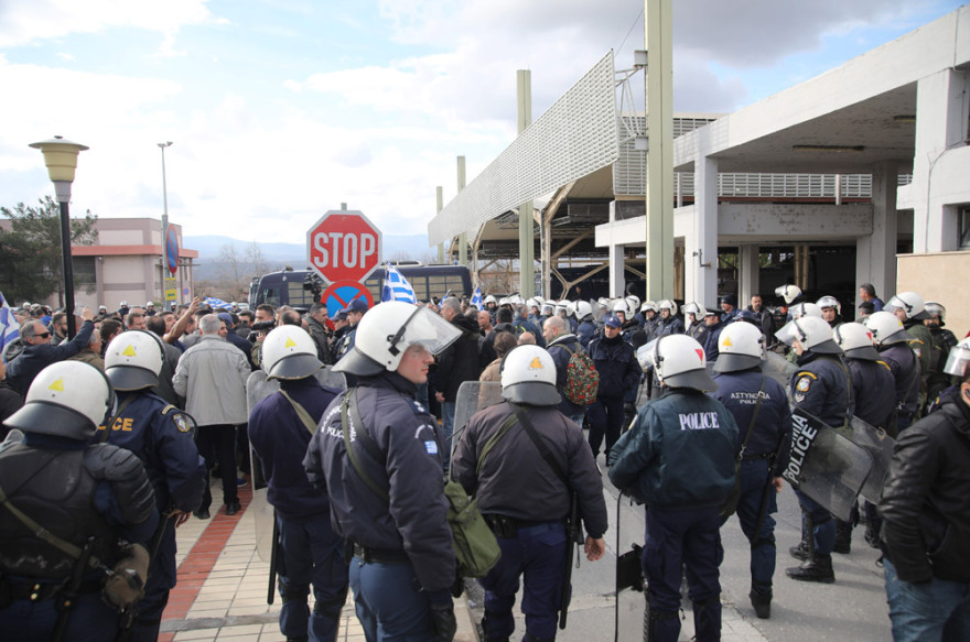 Έξι προσαγωγές στη συγκέντρωση διαμαρτυρίας για τις Πρέσπες στο τελωνείο των Ευζώνων