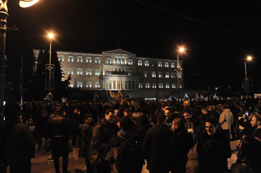 Δείτε βίντεο από το συλλαλητήριο στο Σύνταγμα: Πετροπόλεμος και χημικά στην Αμαλίας