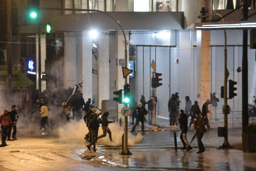 Δείτε βίντεο από το συλλαλητήριο στο Σύνταγμα: Πετροπόλεμος και χημικά στην Αμαλίας