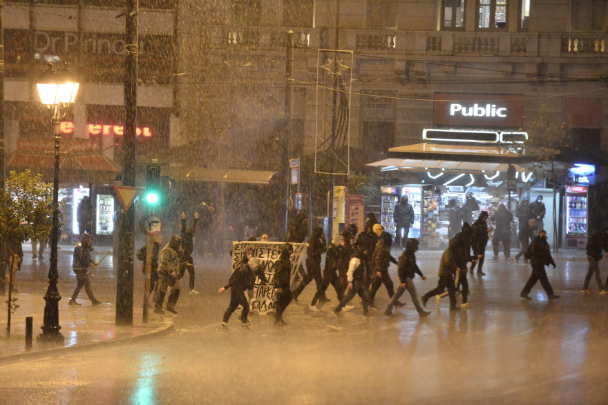 Δείτε βίντεο από το συλλαλητήριο στο Σύνταγμα: Πετροπόλεμος και χημικά στην Αμαλίας