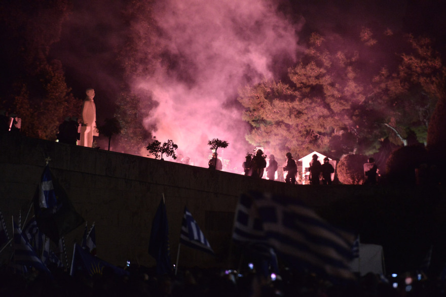 Δείτε βίντεο από το συλλαλητήριο στο Σύνταγμα: Πετροπόλεμος και χημικά στην Αμαλίας