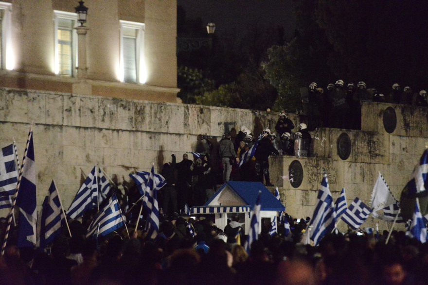 Δείτε βίντεο από το συλλαλητήριο στο Σύνταγμα: Πετροπόλεμος και χημικά στην Αμαλίας