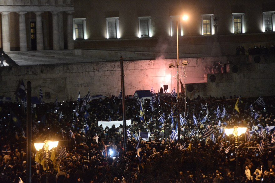 Δείτε βίντεο από το συλλαλητήριο στο Σύνταγμα: Πετροπόλεμος και χημικά στην Αμαλίας