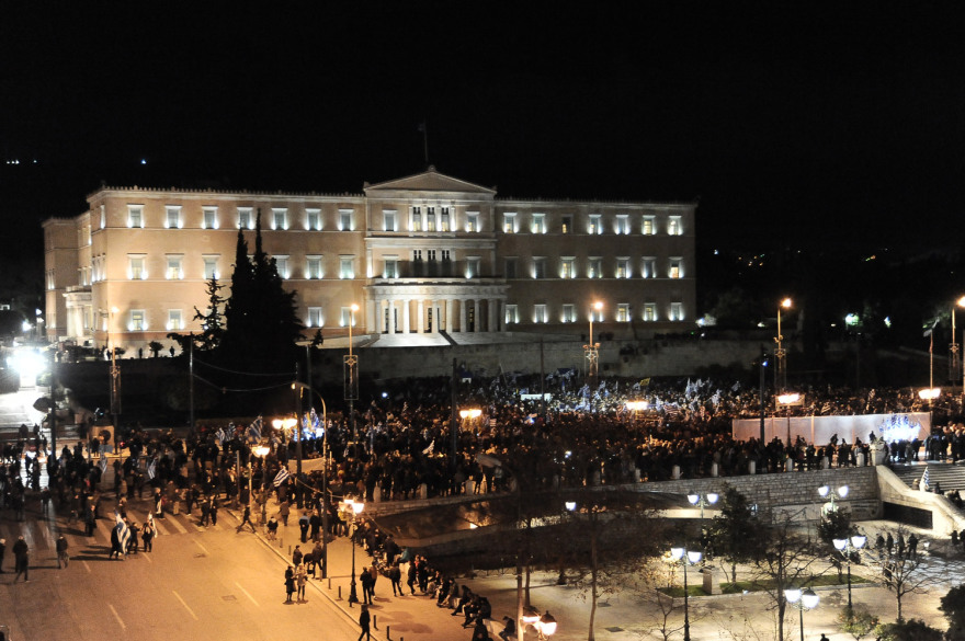 Δείτε βίντεο από το συλλαλητήριο στο Σύνταγμα: Πετροπόλεμος και χημικά στην Αμαλίας