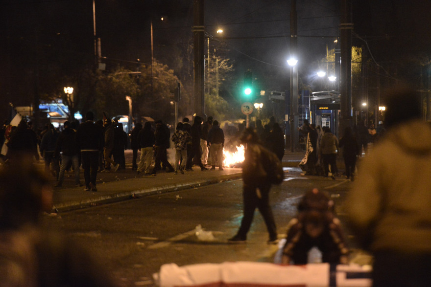 Δείτε βίντεο από το συλλαλητήριο στο Σύνταγμα: Πετροπόλεμος και χημικά στην Αμαλίας