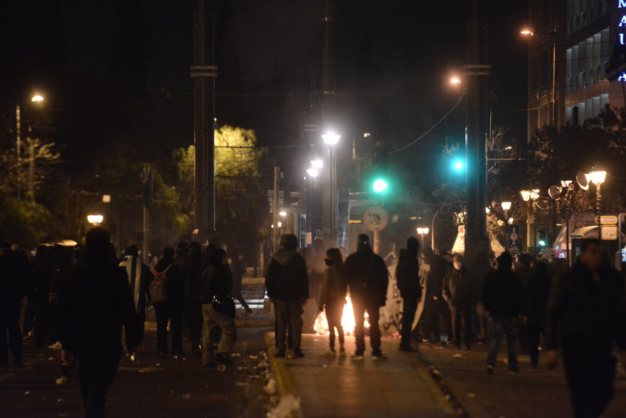 Δείτε βίντεο από το συλλαλητήριο στο Σύνταγμα: Πετροπόλεμος και χημικά στην Αμαλίας